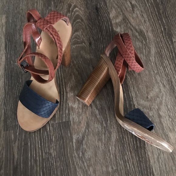 Vince ‘Nava’ ankle strap leather heeled sandals - Picture 3 of 8